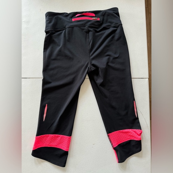 Women's Under Armour HeatGear Compression Capri Leggings - Picture 2 of 5